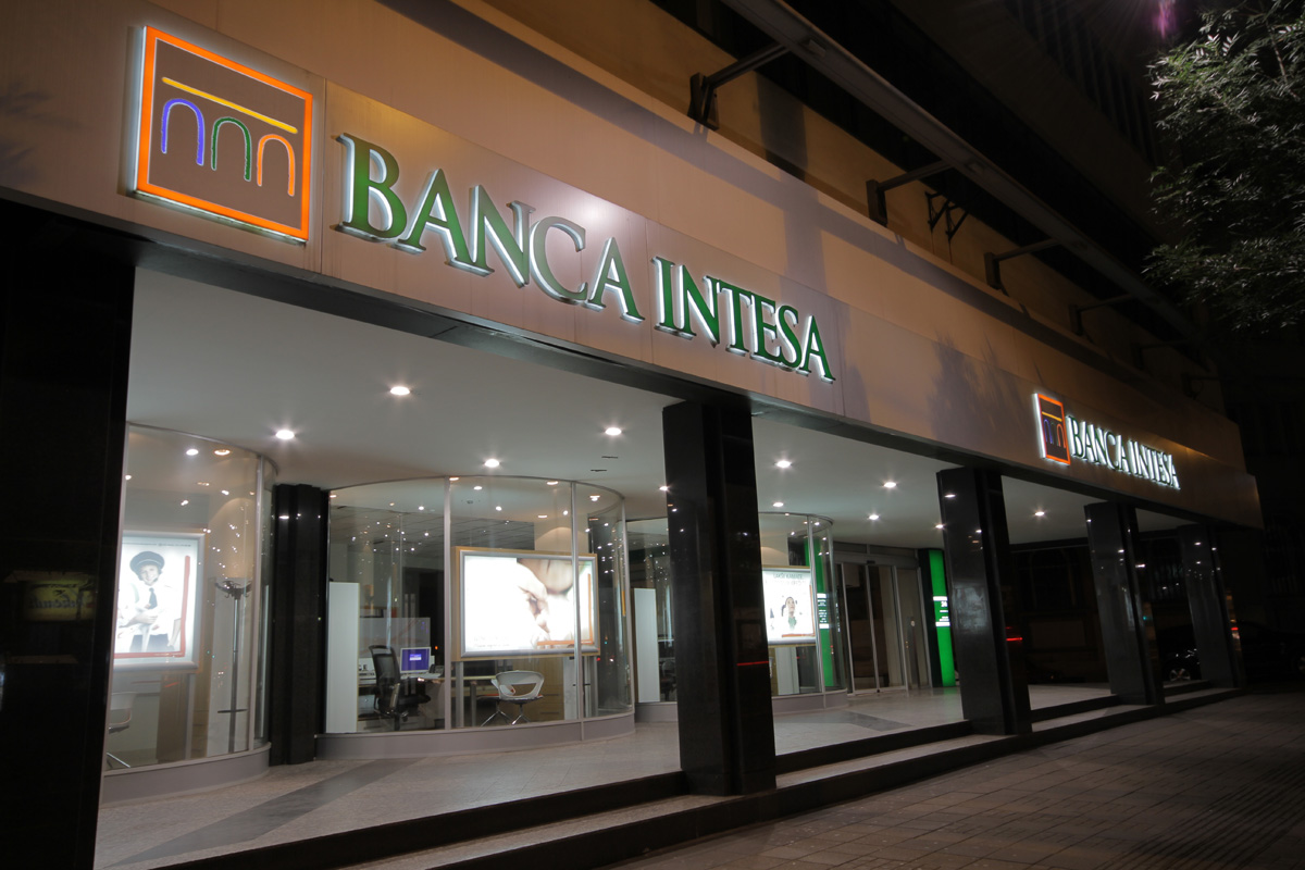 Вход в банк интеза. Итальянский банк Intesa Sanpaolo. Banca-Intesa банк. Банк Интеза фото. Банк Интеза офис в Италии.