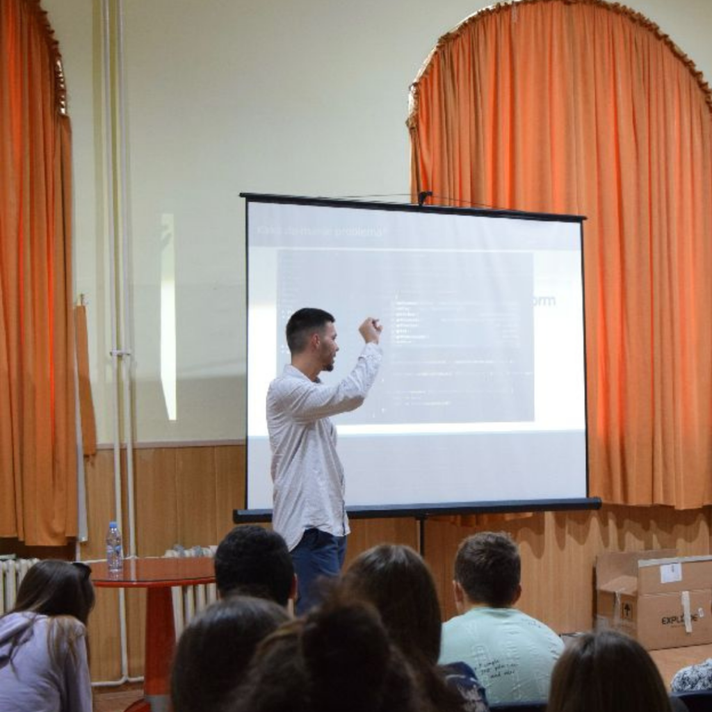Boris Evetović na Letnjoj školi programiranja za srednjoškolce