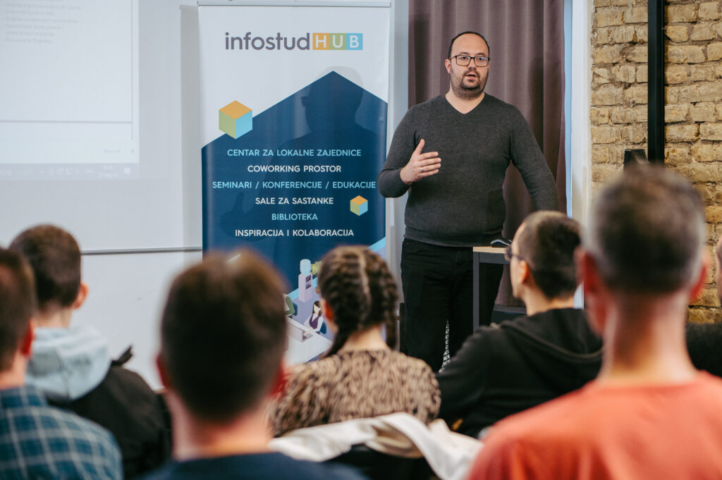 Tadej Kurepa na predstavljanju vodiča za netehnička zanimanja u IT industriji